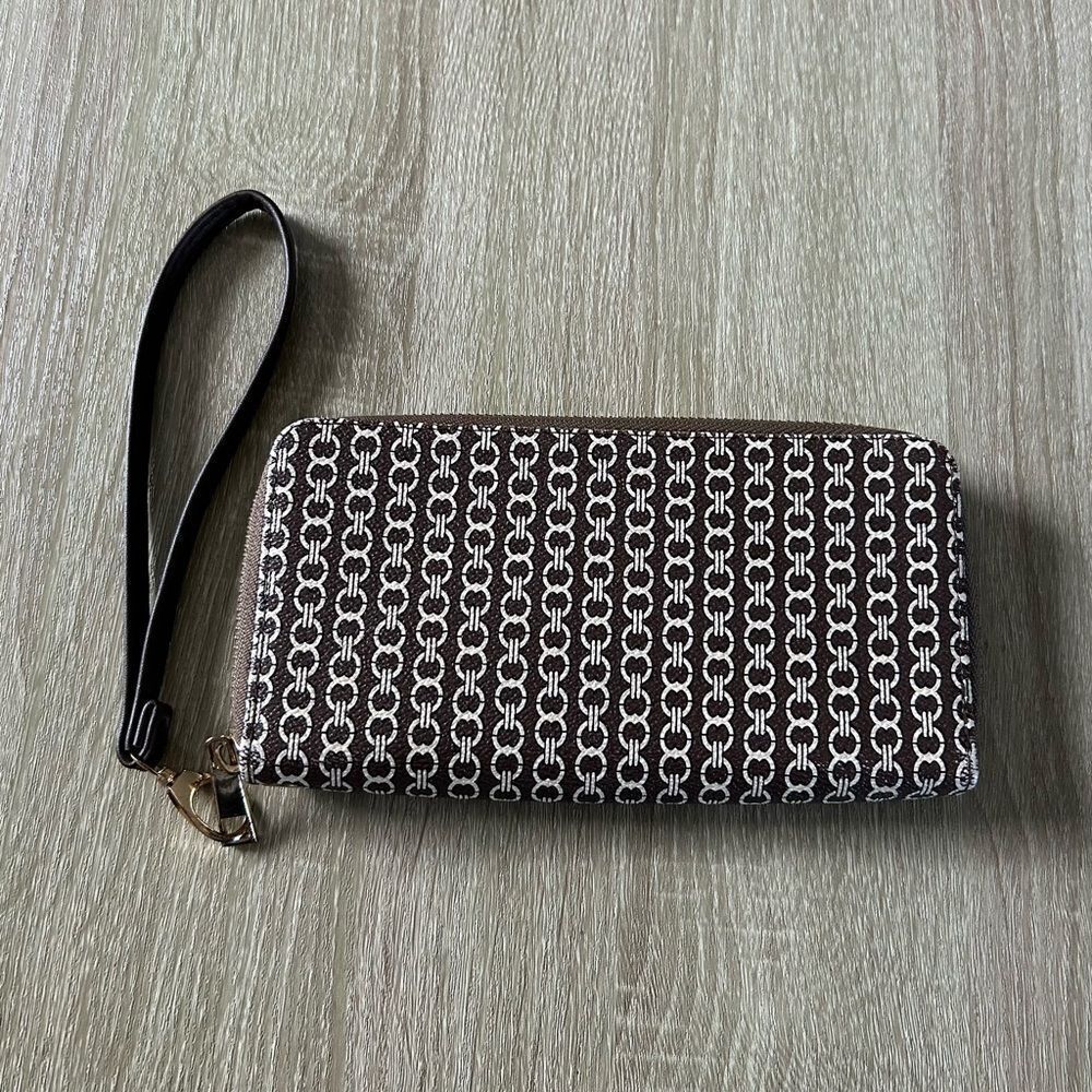 NWOT … Patterned Wristlet Wallet